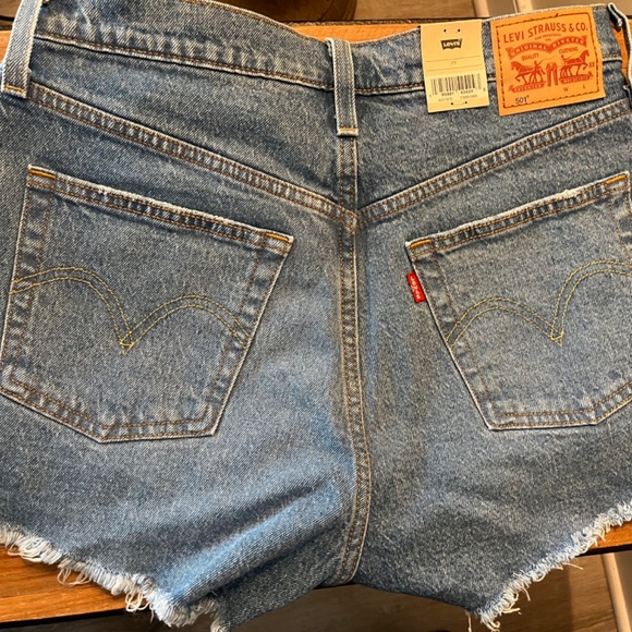 Levi 501 shorts size 29 - Brand New! - Picture 2 of 3